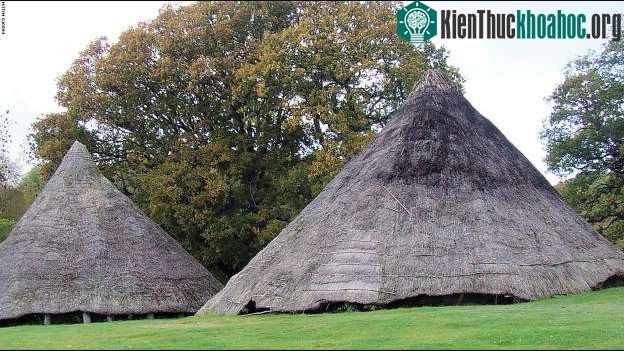 Những ngôi nhà tròn được phục dựng lại tại khu di tích khảo cổ Castell Henllys