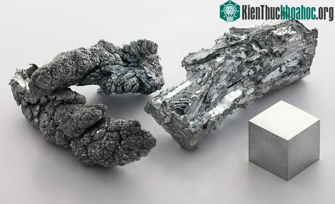 Pin dùng một lần thường là pin kiềm, dùng kẽm làm chất mang điện tích.