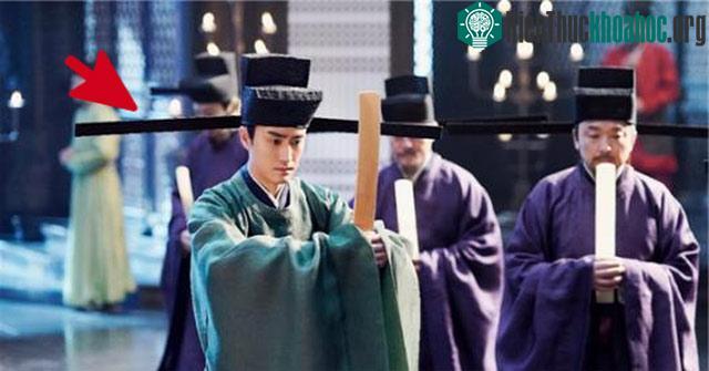 Chiếc mũ bất tiện này có liên quan mật thiết đến các quy tắc, kỷ luật tôn nghiêm chốn cung đình