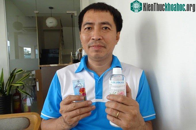 Anh Lê Trung Hiếu, tác giả sáng chế nước cắm hoa sử dụng ion đồng.