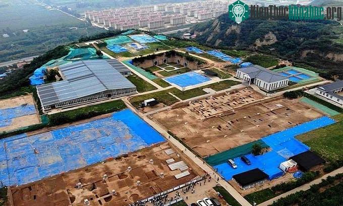 Mô đất nơi đặt cung điện mới phát hiện