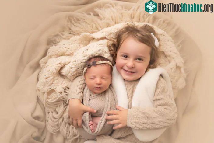 Emma Wren Gibson (bên trái) chụp cùng em gái Molly Everette Gibson
