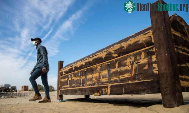 Một trong những quan tài gỗ mới được nhóm của ông Zahi Hawass khám phá.