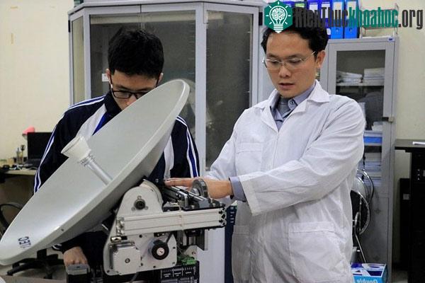 Thạc sĩ Hồ Anh Tâm (phải), kiểm tra các trục tự do của trạm thu di động