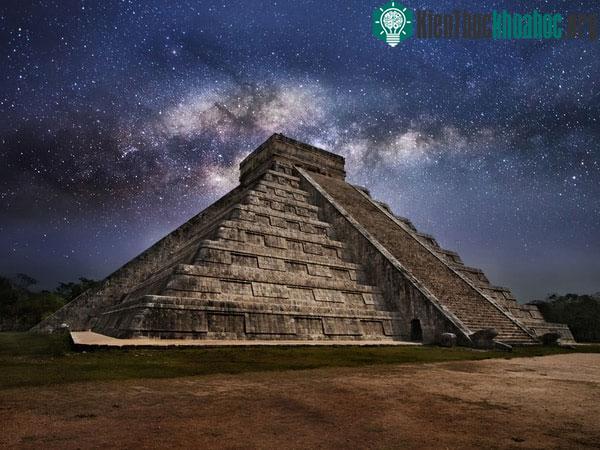 El Castillo thuộc khu di tích Chichen Itza rất gần giếng thiêng