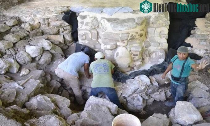 Các nhà nghiên cứu bảo tồn chiếc mặt nạ cổ.
