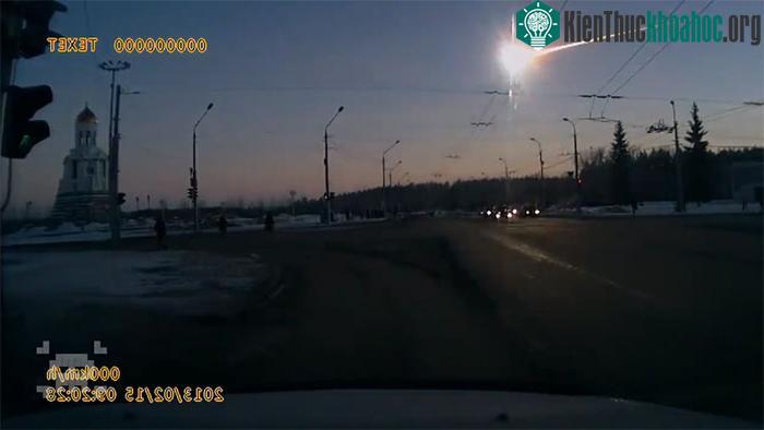 Thiên thạch lao qua bầu trời Chelyabinsk, Nga, năm 2013.&nbsp;