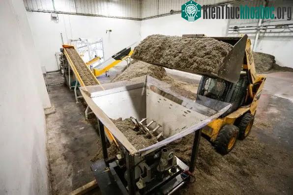 Vật liệu làm ra nó thực ra chủ yếu đến từ thức ăn thừa và các loại rác thải khác.