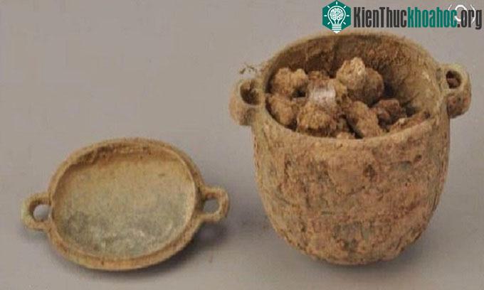 Hũ đồng chứa kem dưỡng da mặt cổ đại.