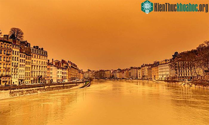 Bầu trời khu vực Trung Âu và vùng Alpes bỗng chuyển màu cam do bụi từ sa mạc Sahara.