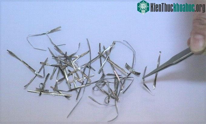 Một số mẫu hợp kim nhớ hình dưới dạng băng.