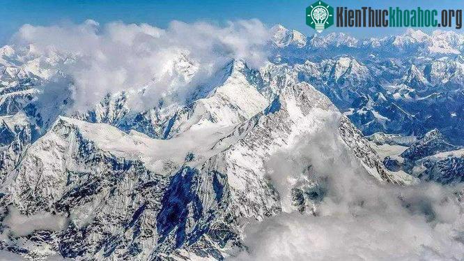 Everest là đỉnh núi cao nhất thế giới.