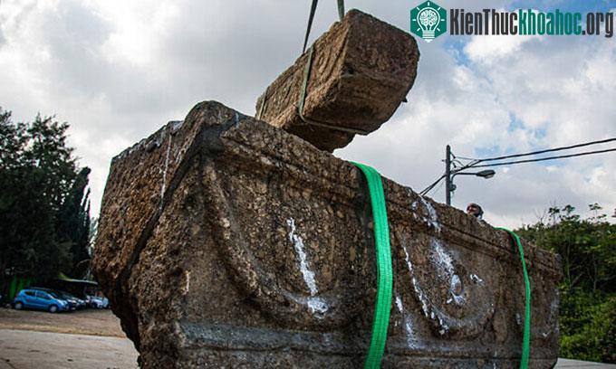 Cặp quan tài đá 1.800 năm tuổi trong công viên Ramat Gan Safari.