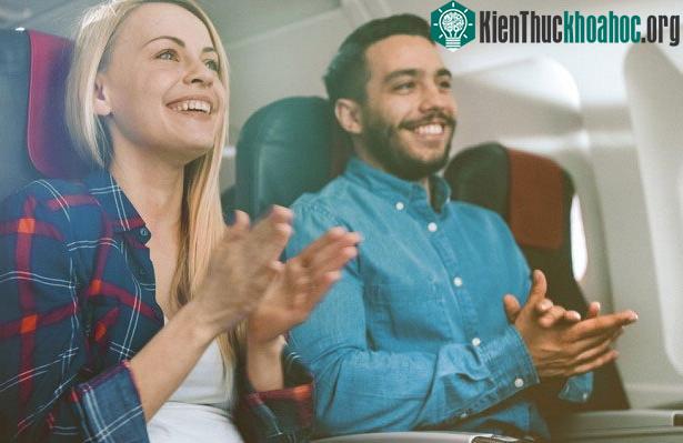 Nhiều hành khách có thói quen vỗ tay khi máy bay hạ cánh xuống đường băng