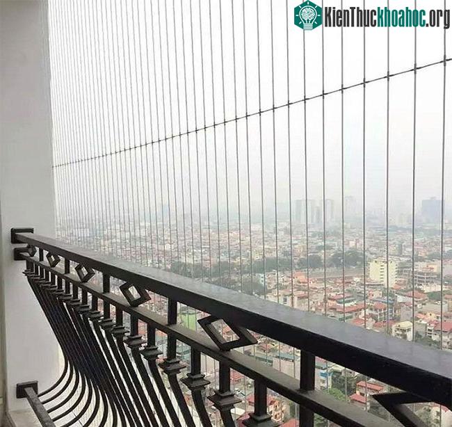 Cách lắp lưới an toàn ban công cáp inox khó hơn và thời gian lắp lâu hơn.