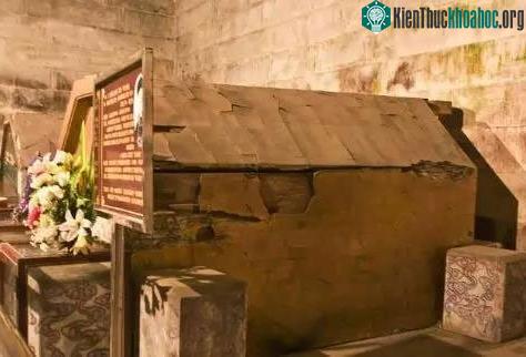Quan tài mang dấu hiệu bị phá hoại của hoàng đế Quang Tự.