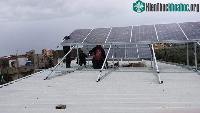 Cỗ máy của Watergen chạy bằng điện từ năng lượng mặt trời.