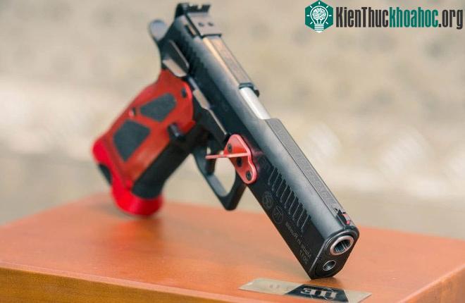 PE-10 là khẩu súng lục đầu tiên của Nga được thiết kế cho loại đạn .40 Smith & Wesson
