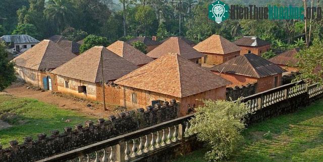 Cung điện của nhà vua bộ lạc này lại gồm những căn nhà thấp, bé và được lợp ngói.