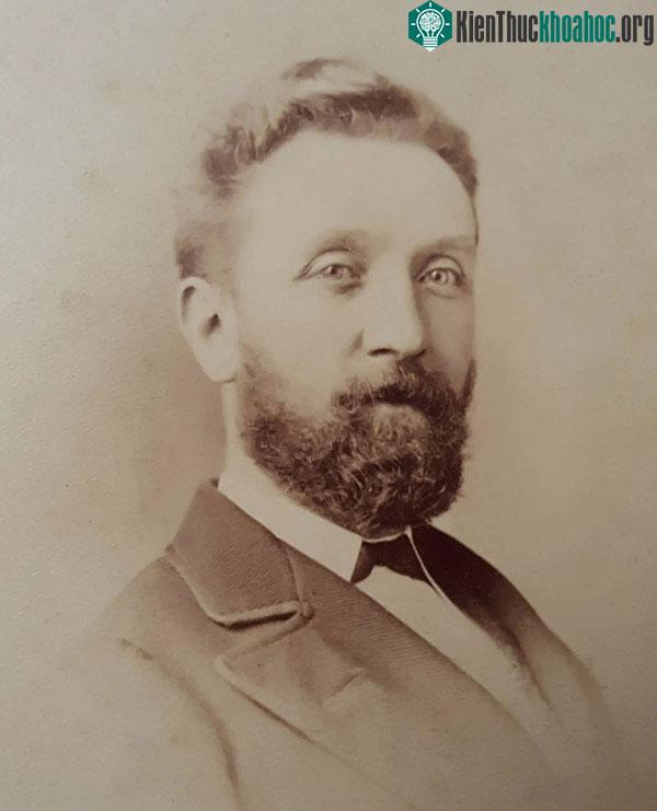 Ông Pryce Pryce-Jones.