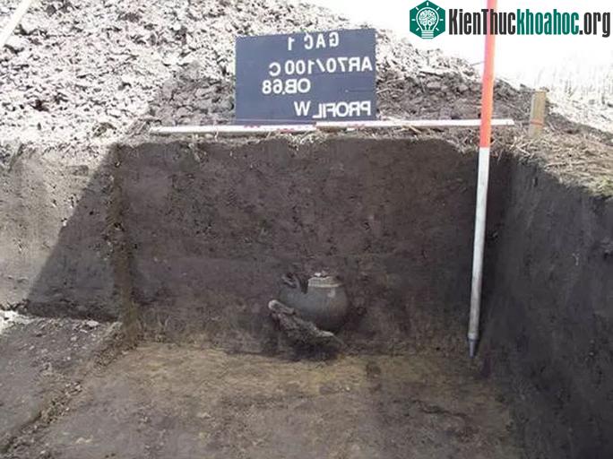 Bên trong một trong 2 ngôi mộ cổ