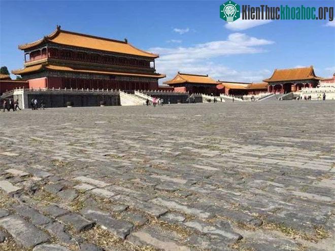 Không ai ngờ bên dưới điện Thái Hòa lại là bức "tường thành" kiên cố.