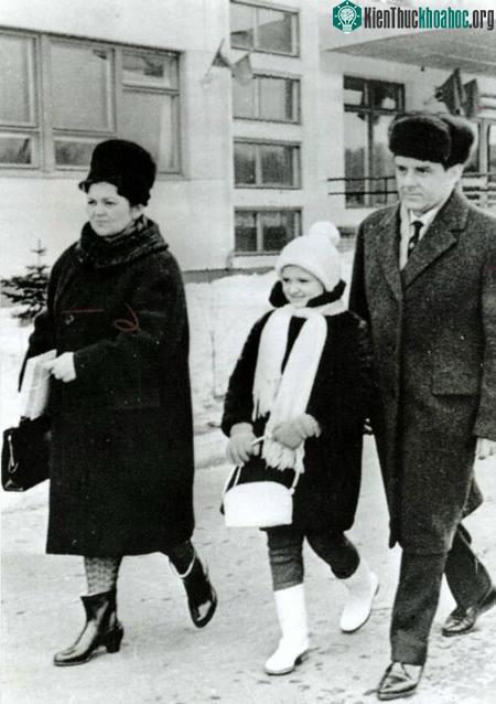 Vladimir Komarov cùng vợ Valentina và con gái Irina vào năm 1967