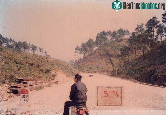 Đường vào Cửa khẩu Hữu Nghị vắng vẻ năm 1997.