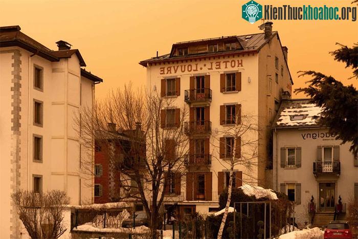 Theo Severe Weather, gió sẽ tiếp tục đẩy số bụi này về phía bắc và phía đông đến Benelux