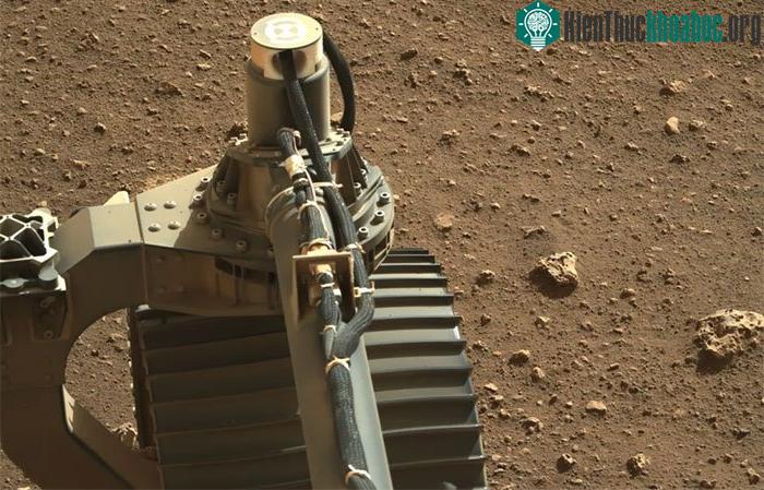 Hình ảnh camera Mastcam-Z chụp bánh xe trước bên trái của Perseverance