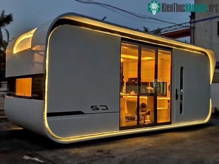 Nhìn vào bên trong, nội thất mang tính tương lai của nó thực sự ấn tượng.