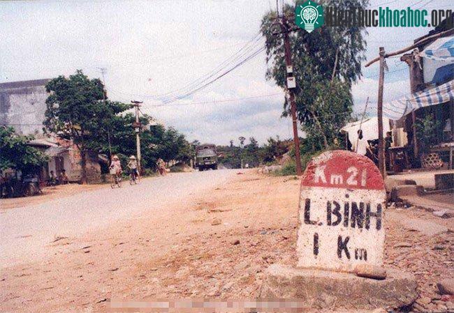 Đường vào thị trấn Lộc Bình đầy ổ voi, ổ gà.