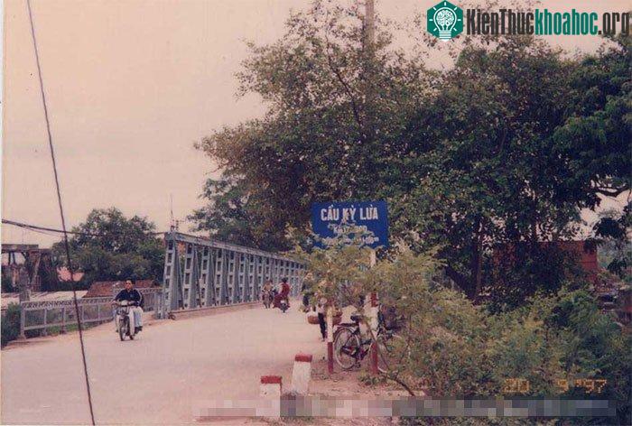 Cầu Kỳ Lừa bắc ngang sông Kỳ Cùng đoạn thị xã Lạng Sơn năm 1997.