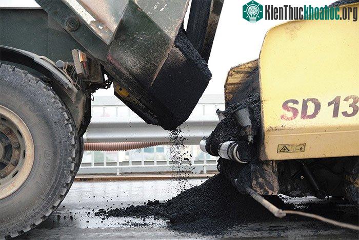 Trong lần này, cầu được bóc lớp bê tông cũ và thảm lại bê tông nhựa bằng công nghệ hiện đại.