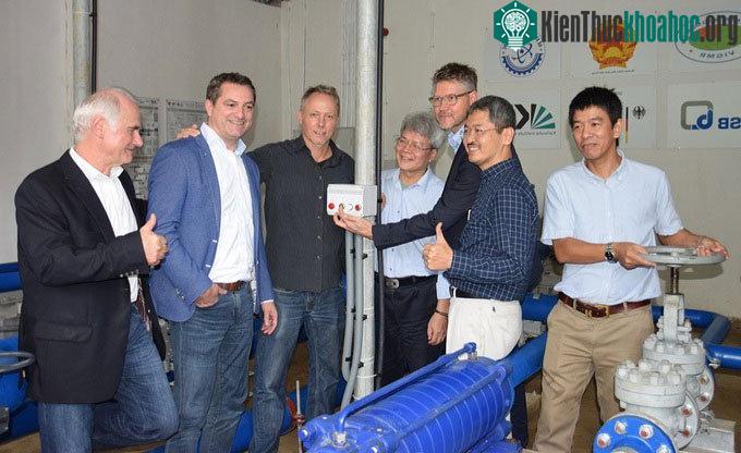 Các chuyên gia bấm nút vận hành nghiệm thu kỹ thuật nhà máy.