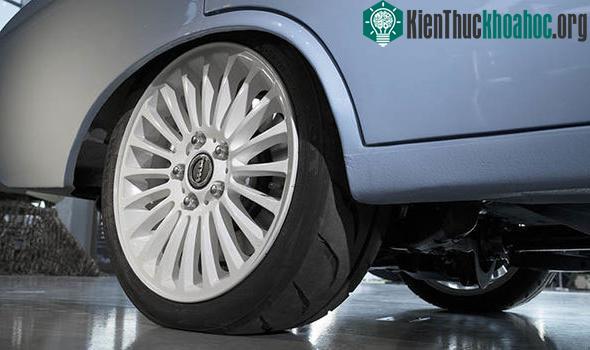 Chiếc xe là sự kết hợp giữa màu xanh và trắng rất tinh tế và trang nhã