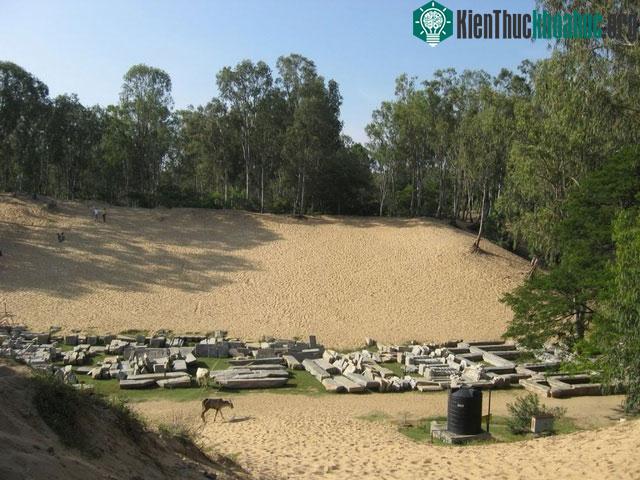 Thị trấn bị vùi lấp có thể bắt nguồn từ việc xây dựng một con đập nằm ngay phía bắc thành phố.