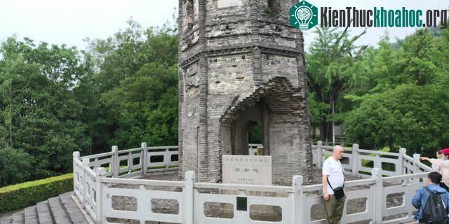 Phần chân tháp bị phá hủy nghiêm trọng do trải qua trận hỏa hoạn lớn vào năm 1788.