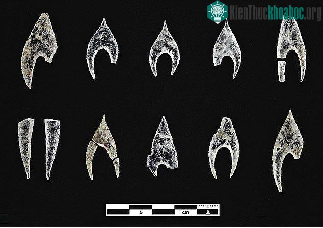 Một số các vật dụng pha lê được khai quật trong mộ