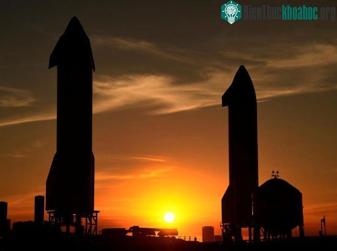 Các phiên bản SN9 (trái) và SN10 được đưa lên bệ phóng và đợi thử nghiệm