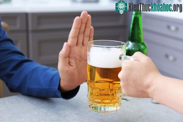 . Tốt nhất là bạn không nên uống rượu bia nói riêng và đồ uống có cồn nói chung khi chưa đủ 18 tuổi