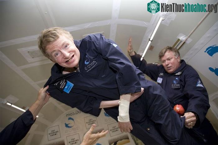 Hawking khuyên con người hãy tìm cách để di chuyển khỏi hành tinh trước khi quá muộn.