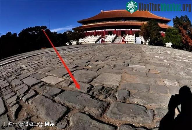 Nguyên nhân đằng sau thiết kế đặc biệt này vẫn còn gây tranh cãi.
