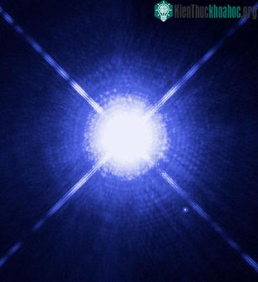 Sirius A và B được chụp bởi kính thiên văn vũ trụ Hubble.