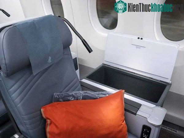 những chiếc ghế này thường là những ghế được tranh mua đầu tiên, do tính độc quyền của chúng