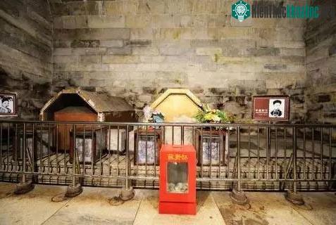 Quan tài của hoàng đế Quang Tự và Hoàng hậu Long Dụ được đặt cạnh nhau