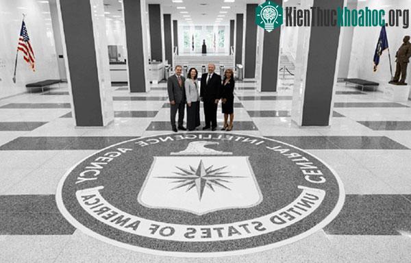 CIA luôn tranh thủ đủ mọi cách tiếp cận tuyển dụng.