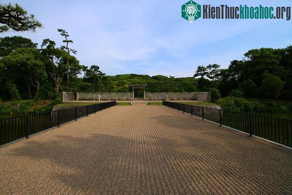 Người dân địa phương có thể dừng ngay trước cổng dẫn vào gò mộ để tụng kinh cầu siêu cho Hoàng đế Nintoku