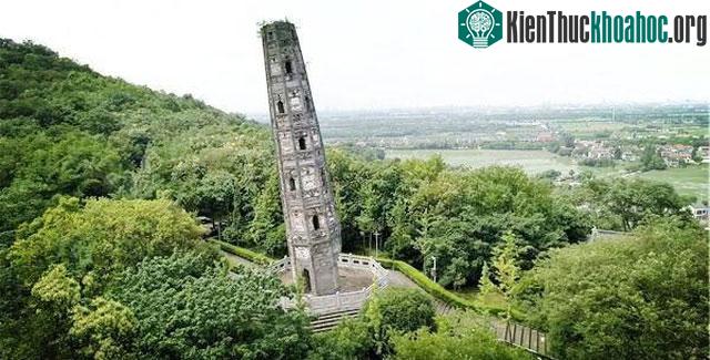 Tháp Hộ Châu có kiến trúc đặc biệt với kết cấu gồm 8 mặt.