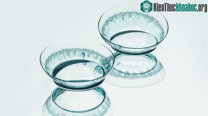 Kính áp tròng hiện đại.